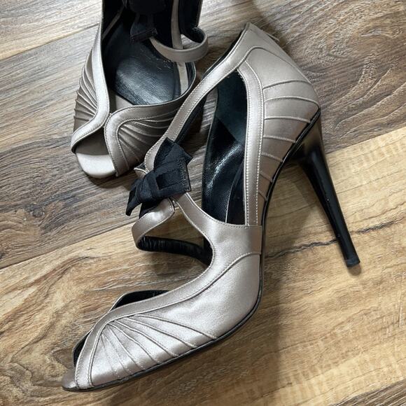 Gucci Satin Runway Bow Heels - Picture 7 of 16
